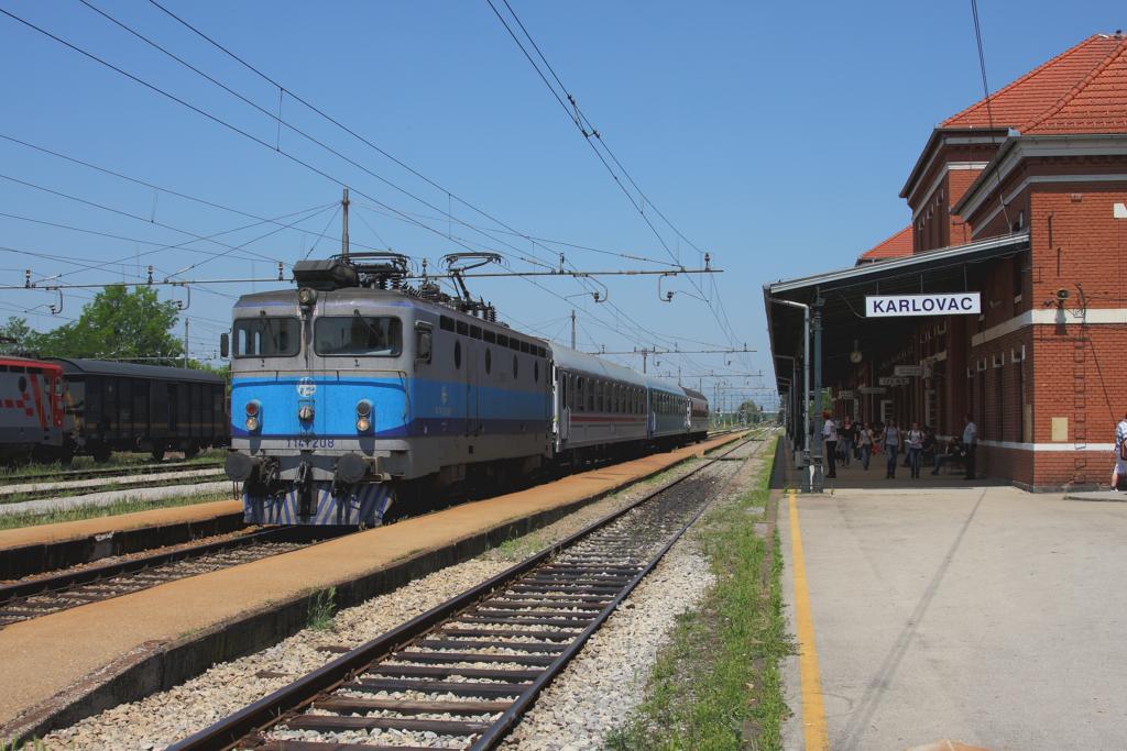 Im Bahnhof Karlovac (Kroatien)fhrt am 27.5.2011 
gerade die HZ 1141.208 mit dem IC nach Zagreb ab.
