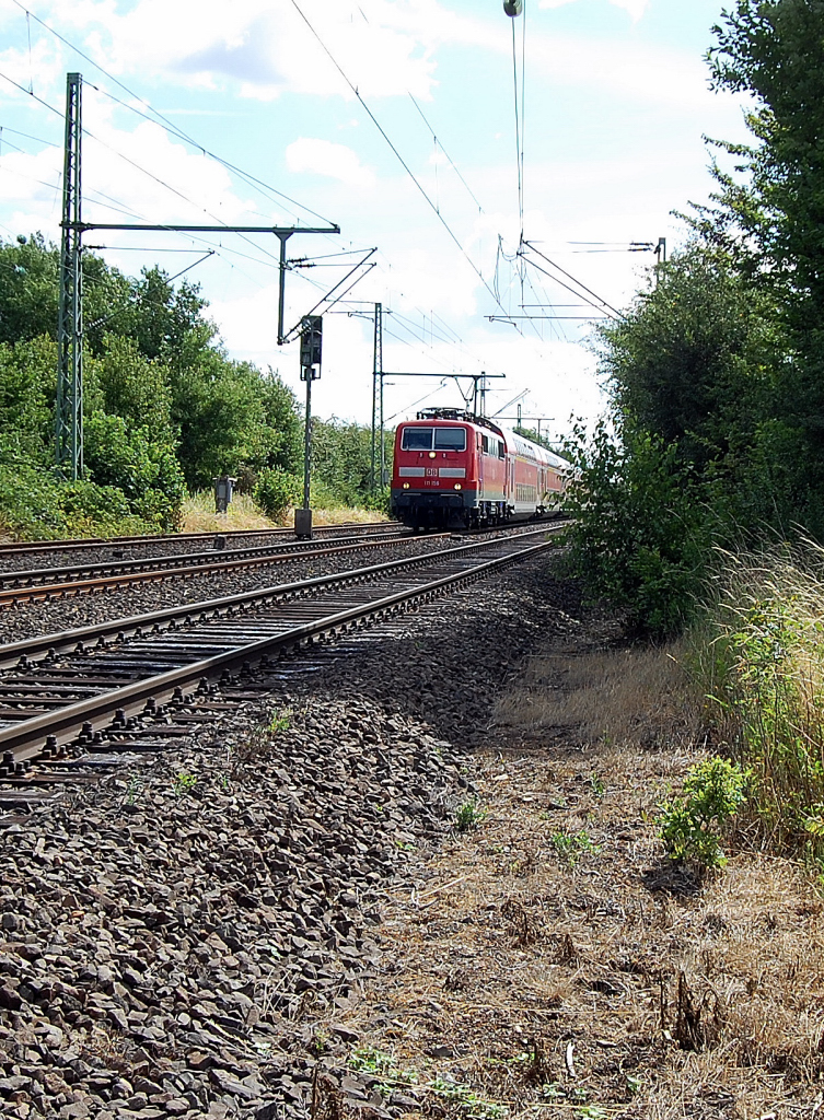 Im Bahnhof Kleinenbroich ist 111 156 mit einer Fuhre RE4 nach Aachen am Tag nach Sturm Olivia zu sehen.
Gestern Abend war der Verkehr zwischen Aachen und Mnchengladbach teilweise unterbrochen, doch heute ist wieder Zugbetrieb. Foto vom 15.7.2010