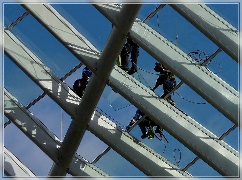 Im Bahnhof Lige Guillemins wird am 30.08.2009 eine Glasscheibe ins Dach eingesetzt. (Jeanny)
