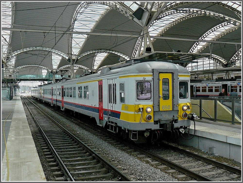 Im Bahnhof von Louvain/Leuven sieht es aus, als wrde die AM70 650 zusammen mit der AM City Rail 994 jeden Moment aufs Meer hinaus segeln wollen. 08.05.10 (Hans) 