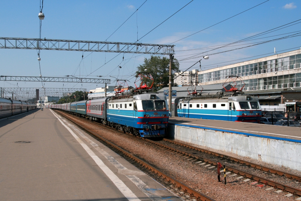 Im Bahnhof Moskva Jaroslavskaja dominieren Loks des Typs ЧС2K (CHS2K) das Betriebsgeschehen im Fernverkehr. Hier die Loks 555 und 496 vor gerade angekommenen Fernzgen, im Vordergrund D15 von Archangelsk Gorod  28.07.2012
