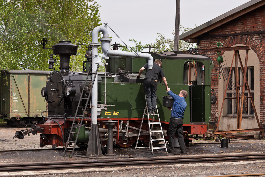 Im Bahnhof Mgeln wird die IK No.54 mit Wasser und Kohle versorgt. (am 29.04.2012)