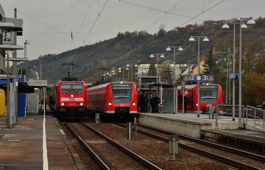Im Bahnhof Neckarelz sind am Samstag den 3.11.2012 alle drei Bahnsteiggleise besetzt Bahnbilder.de