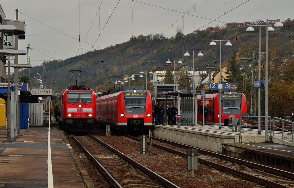 Im Bahnhof Neckarelz sind am Samstag den 3.11.2012 alle drei Bahnsteiggleise besetzt. Auf Gleis 1 steht eine RE nach Ulm, auf Gleis 2 stand die RE 1 nach Stuttgart und auf Gleis 3  nach Mosbach die S2.