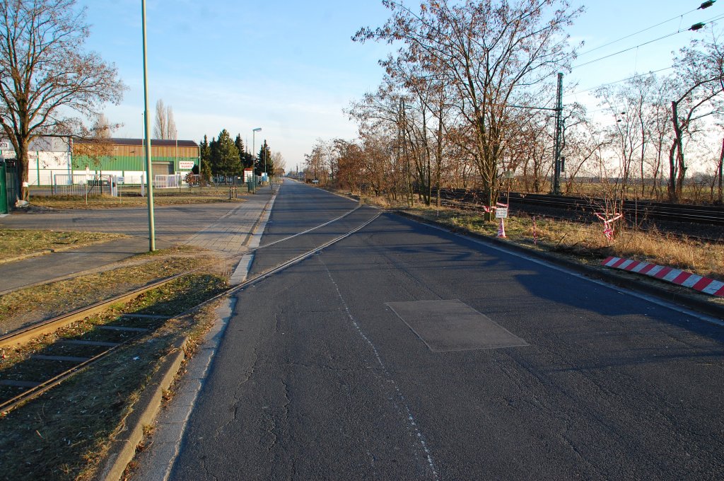 Im Bahnhof Norf an der Sdausfahrt waren einige Betriebe angeschlossen...so kreuzt dieses Zufahrtsgleis in ein ehemaliges Speditonsgelnde die Mainstrasse. 5.2.2012
