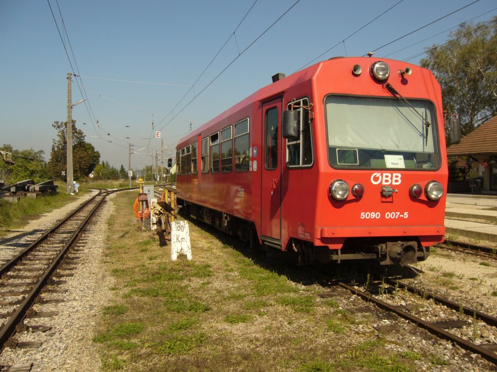 Im Bahnhof von Obergrafendorf wartet am 22.9.2010 ein Triebwagen der Reihe 5090 auf seinen nchsten Einsatz Richtung Mank (siehe kleines weies Schild hinter Fensterscheibe)zur Zeit als die BB die Strecke noch verwaltete.