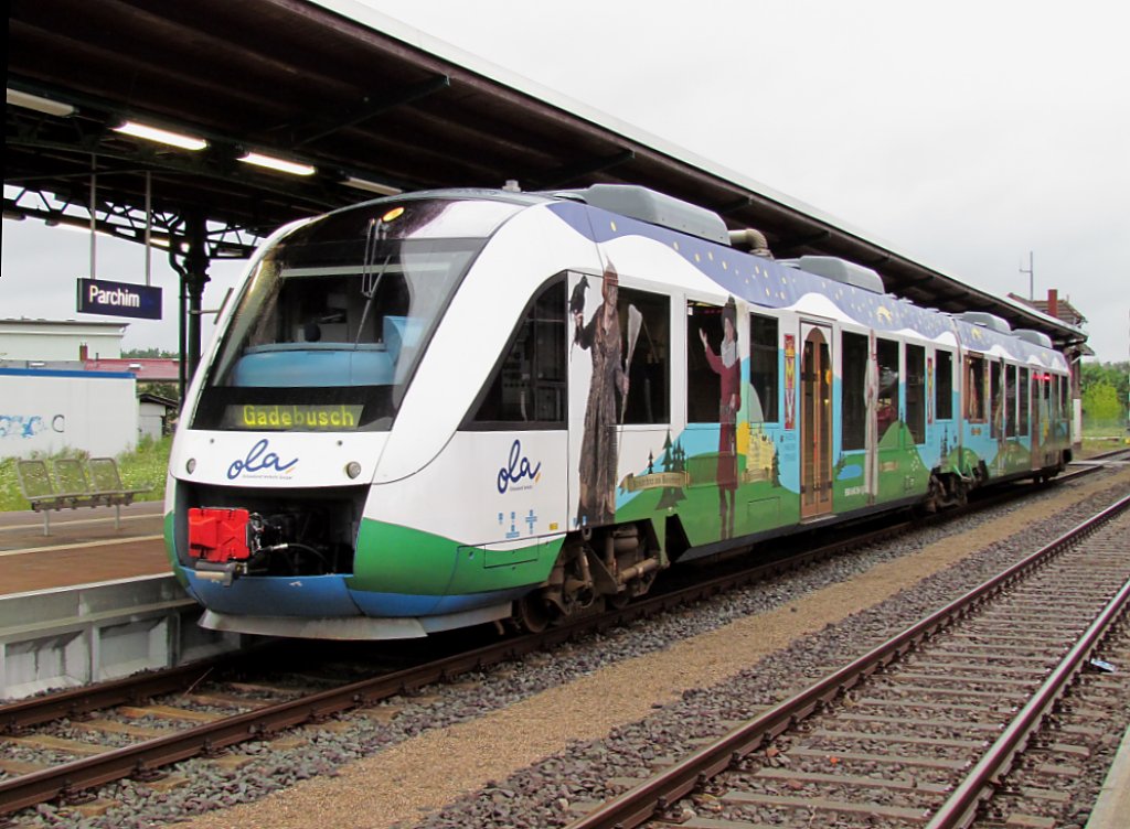 Im Bahnhof von Parchim an der Strecke nach Rehna ber Schwerin HBF steht VT 702 der OLA Schwerin HBF am 23.07.2011 nach Gadebusch bereit 