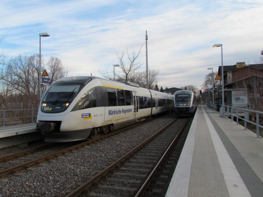 Im Bahnhof von Pritzerbe kreuzen in den Nachmittagsstunden der Talent 643.21 und der TW Desiro VT 564 an der Strecke Brandenburg-Rathenow am 12.02.2011