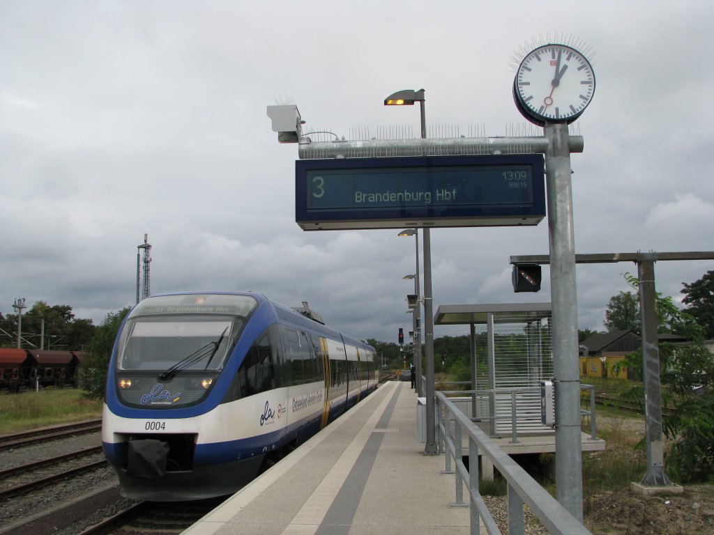 Im Bahnhof von Rathenow funktionieren zeit kurzem die Anzeiger an den Bahnsteigen so auch am Bahnsteig 3 steht Abfahrtbereit der Talent der OLA nach Brandenburg HBF am 28.09.2010