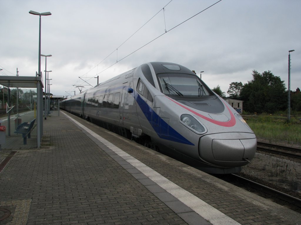 Im Bahnhof von Rathenow war dieser Zug  zu Zwecken von Eprobungsfahrten unterwegs . Anschriften zu folge 250 km/h schnell und der Name CISALPINO am 28.09.2010