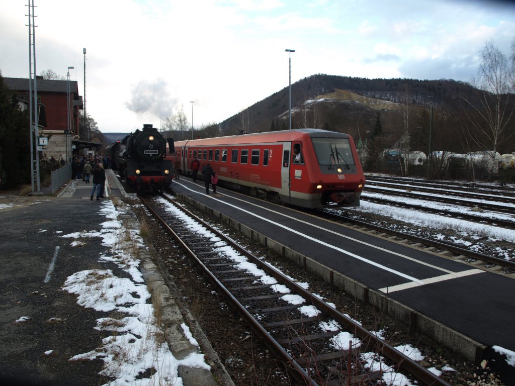 Im Bahnhof Schelklingen warten am 19.12.2011 der Nikolaus-Dampfzug der SAB (Schw�bische Alb Bahn) mit der 50 3552-2 der Hanauer Museumseisenbahn als Zuglok  und der IRE 3212 Ulm - Donaueschingen/Neustadt auf Ausfahrt.