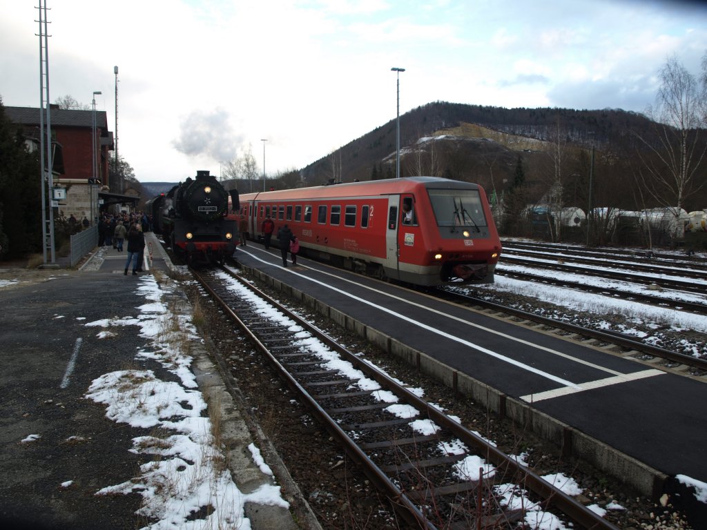 Im Bahnhof Schelklingen warten am 19.12.2011 der Nikolaus-Dampfzug der SAB (Schwbische Alb Bahn) mit der 50 3552-2 der Hanauer Museumseisenbahn als Zuglok  und der IRE 3212 Ulm - Donaueschingen/Neustadt auf Ausfahrt.