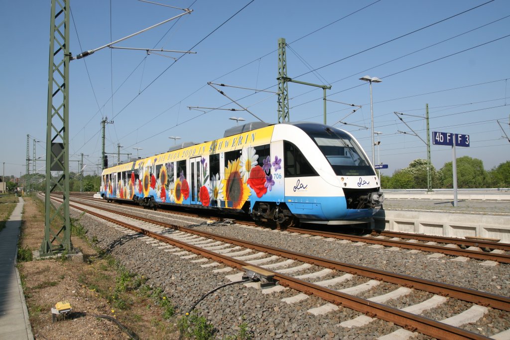 Im Bahnhof von Schwerin HBF wartet VT 706 der OLA auf neue Aufgaben am 28.04.2010