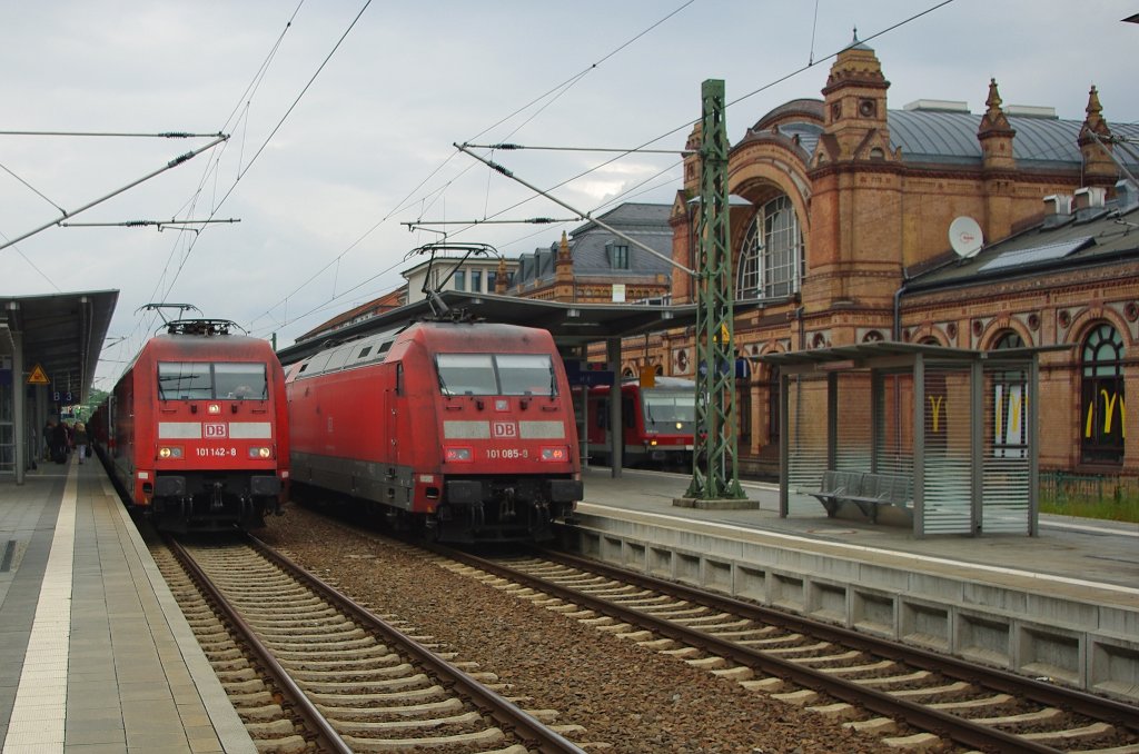 Im Bahnhof Schwerin herrscht noch das DB-Logo. Zwei 101er sowie ein 628 legen ihre Planhalte ein. Aufgenommen am 08.08.2010.