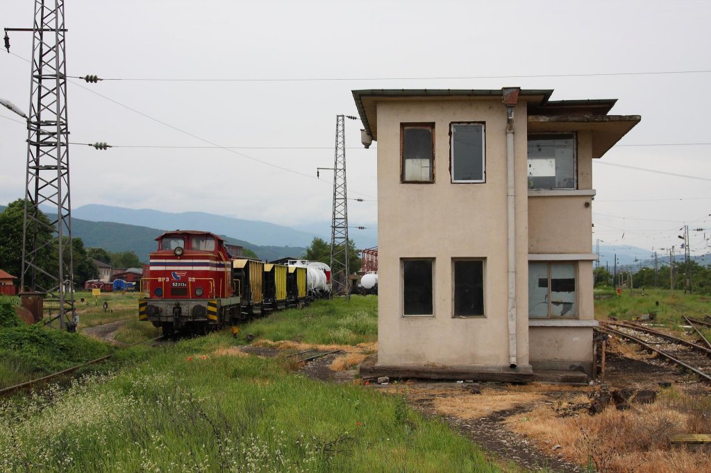 Im Bahnhof Septemvri rangiert am 8.5.2013 die private 52213 Schotterwagen an der 
Zufahrt zur Wagenwerkstatt. 