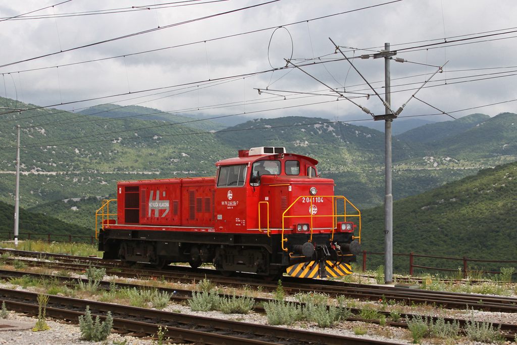 Im Bahnhof Skrljevo (in der Nhe von Rijeka) ist am 08.06.2011 2041 104 der kroatischen Bahn mit Rangierarbeiten beschftigt.