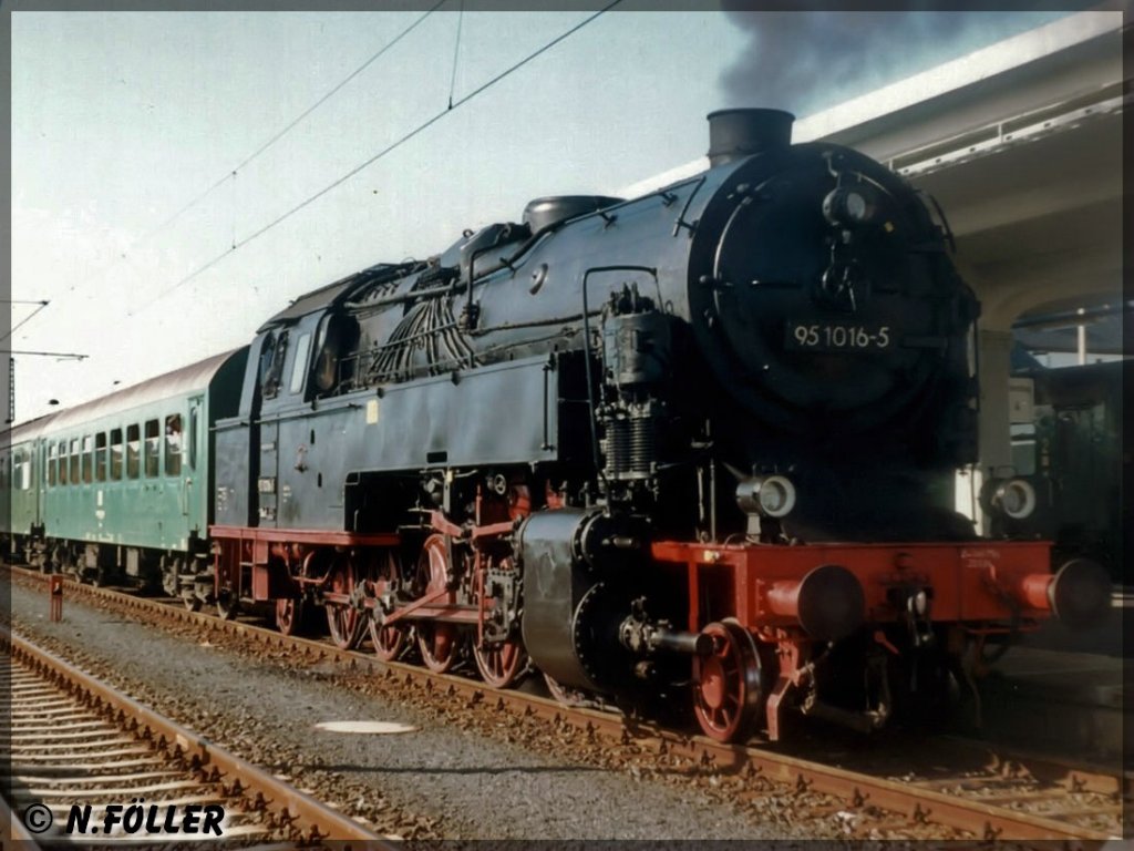 Im Bahnhof Sonneberg legt 95 1016 am 11.10.1992 mit ihrem Personenzug eine Pause ein