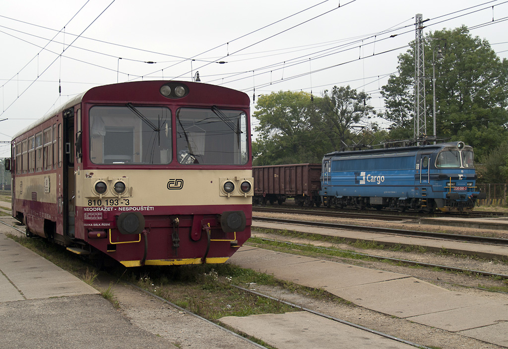 Im Bahnhof Starkonice wartet am 28.09.2011 der Triebwagen 810 193 auf seine Ausfahrt als Os 17909 nach Breznice.