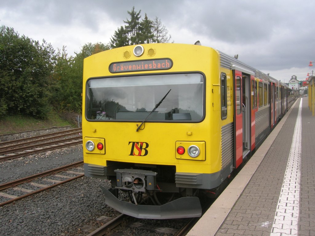 Im Bahnhof Usingen endete mein kleiner Ausflug und ich hatte noch einmal Gelegenheit den VT2E-Triebwagen zu fotografieren, der mich hier her gebracht hat (25. September 2010).