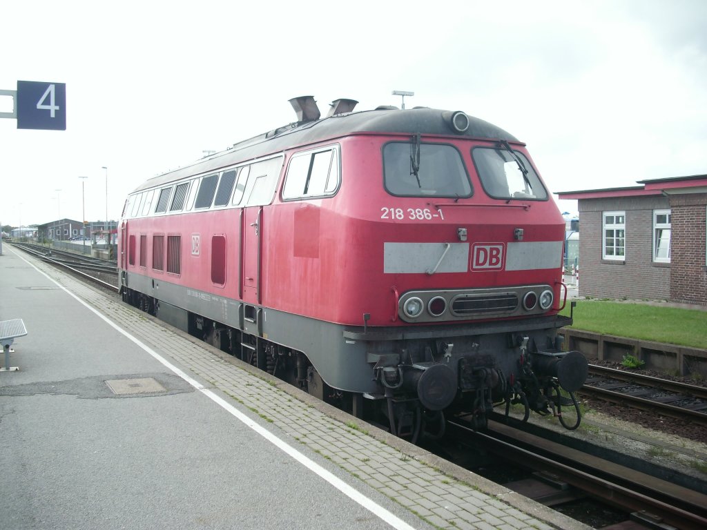 Im Bahnhof Westerland auf Sylt steht ein 218 um zu rangieren.
Diese Lok zieht den Autozug zwischen Niebll-Westerland mit zwei Loks dieser Baureie.

Westerland im Sommer 2009
