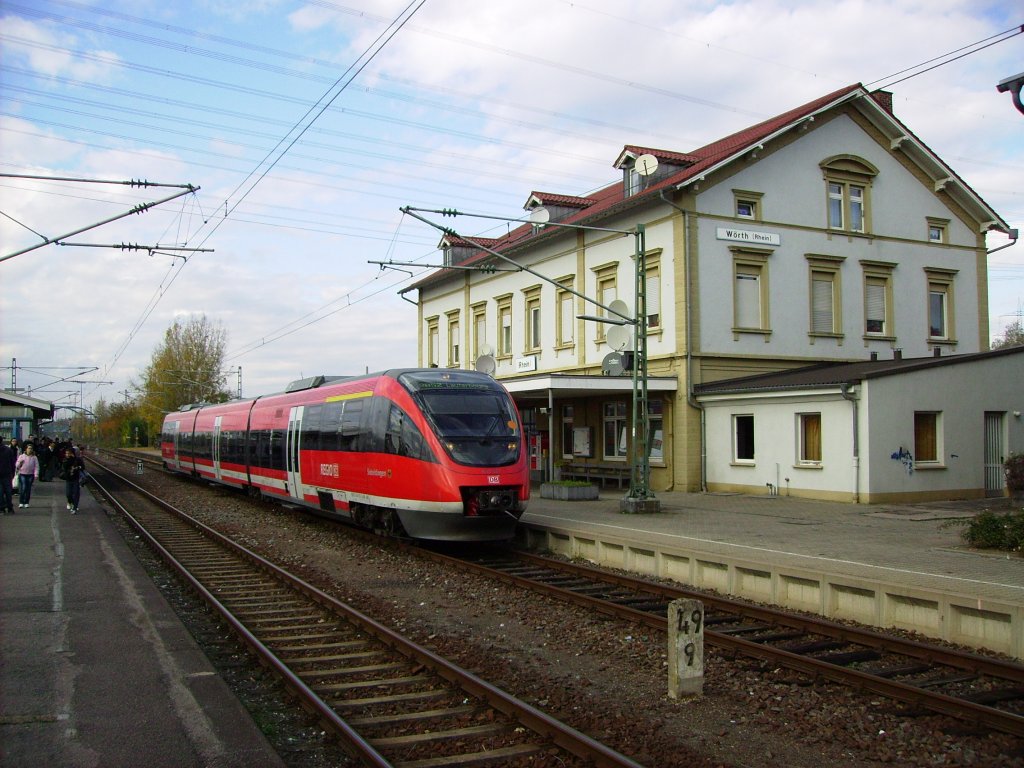 Im Bahnhof Wörth (Rhein) wartet am 02.11.2011 ein 643 auf seine Abfahrt ins französische Lauterbourg.