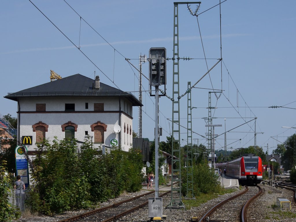 Im Bahnhof Wolfratshausen steht ein 423 als S7 nach Aying bereit; 02.08.2012 - bevor Fragen kommen: die Aufnahme entstand vom Bahnbergang Sauerlacher Strae bei (fast immer) geffneten Schranken
