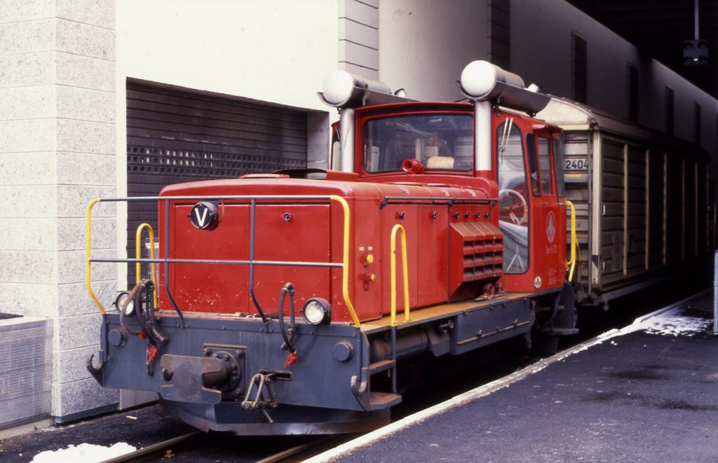 Im Bahnhof Zermatt hatte am 26.3.1990 die Rangierlok GM 3/3 Nr. 72 
gerade Pause, als ich dort mit dem Zug aus Brig ankam.