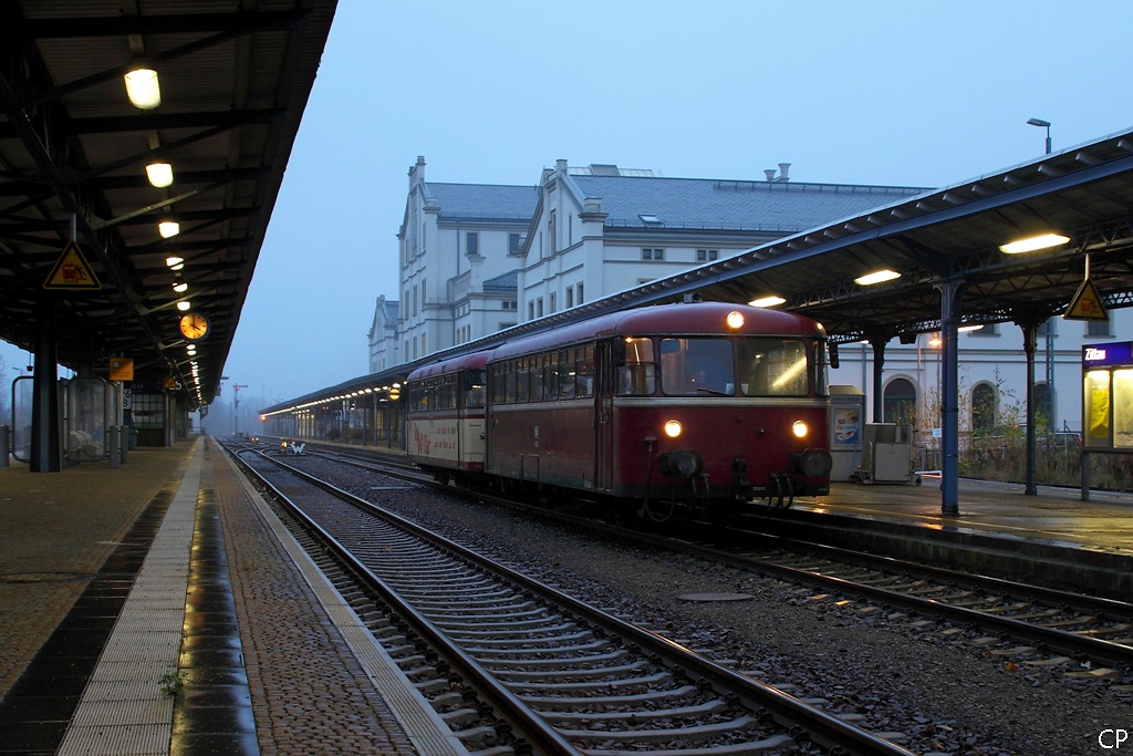 Im Bahnhof Zittau warten VT 51 und VS 32 der HWB auf die Abfahrt nach Varnsdorf (CZ). Ab dem Fahrplanwechsel sollen auf der Mandaubahn dann Desiros der Vogtlandbahn fahren. (17.11.2010)