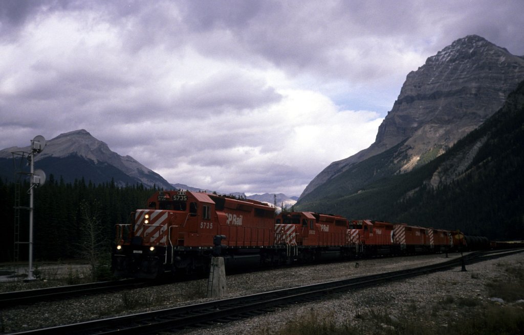 Im Banff National Park fhrt der Trans-Canada Highway teilweise an der Bahnlinie Calgary - Vancouver entlang. Am 08.10.1989 stehen an einer Ausweichstelle 6 Dieselloks der CP Rail mit ihrem Gterzug und warten auf einen Gegenzug.