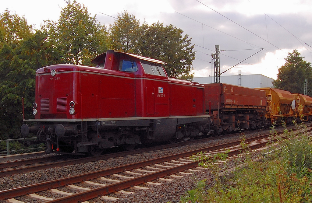 Im Bauzugdienst ist 212 133-3 der Firma BS M heute am 15.September2010 zu sehen. Sie steht auf dem Richtungsgleis nach Neuss, auf der Kbs 485 mit einem Schotterzug und wartet darauf, dass das neu verlegte Gleis eingeschottert werden kann.