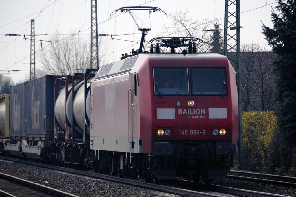 Im Bayrischen relativ selten zu sehen: Die BR 145. Hier zieht 145 056-8 einen gemischten Gterzug die Bergstrasse entlang. (12.03.2011, nach Auerbach.)