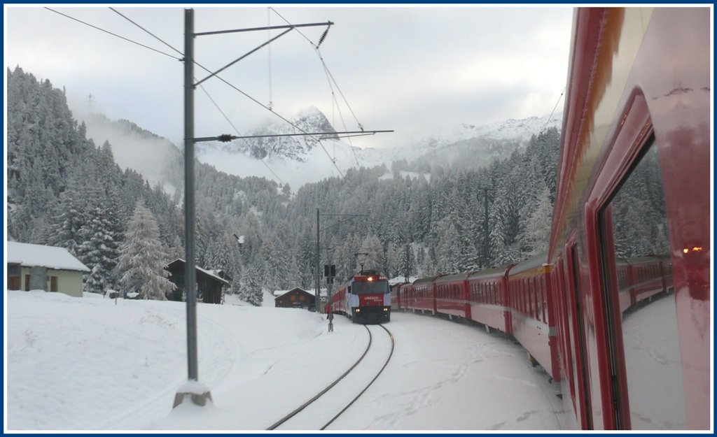 Im bereits tiefverschneiten Preda kommt RE1124 mit Ge 4/4 III 650  Seewis  entgegen. (11.11.2009)