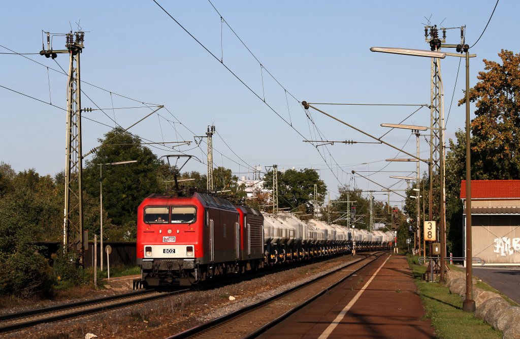 Im besten Licht: 156 002 (802) und eine 143 der MEG mit Gterzug (Zementwagen) Richtung Berlin bei der Durchfahrt in Regensburg-Prfening, 15.9.011.