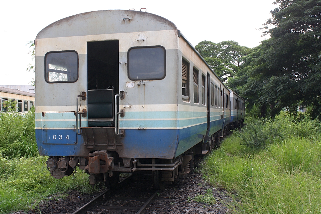 Im Betrieb normalerweise so nicht zu sehen; die Übergangsseite des กซข.1034 (กซข. = BPD/Bogie Power Diesel Railcar With Driving Cab, Hitachi/Nippon Sharyo, Bauj. 1971) am 13.Juni 2011 im Depot Nakhon Ratchasima. 

