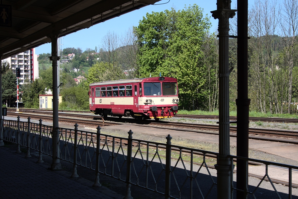 Im Bf elezn Brod steht am 09.05.2011 810 652 und wartet auf kommende Aufgaben. Vorher war er ber die tsch. KBS 035, als MOs26271, aus Tanvald gekommen. (Das Gelnder im Vordergrund war auch im Original schief und lt sich daher im Bild nicht geradestellen!) 