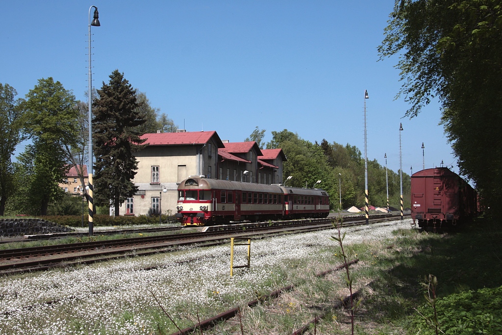 Im Bf Krásná Lípa hält am 08.05.2011 MOs2604 bestehend aus 854 225+Steuerwg. 80-29 211. Der Zug kommt aus Děčin hl.n. und in Rumburk wird er die Fahrtrichtung ändern und als MOs2605 nach Dolní Poustevna weiterfahren.