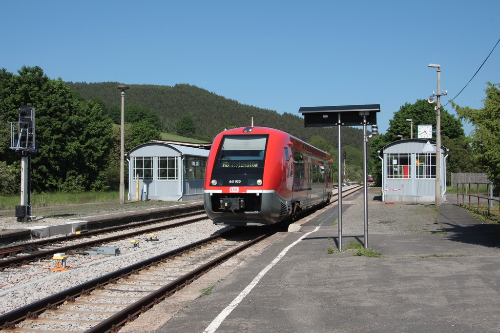 Im Bf Rottenbach steht am 24.05.2012 abfahrbereit 641 020, der Oberwei�bacher Berg- und Schwarzatalbahn, als RB29891 (Rottenbach - Katzh�tte) 