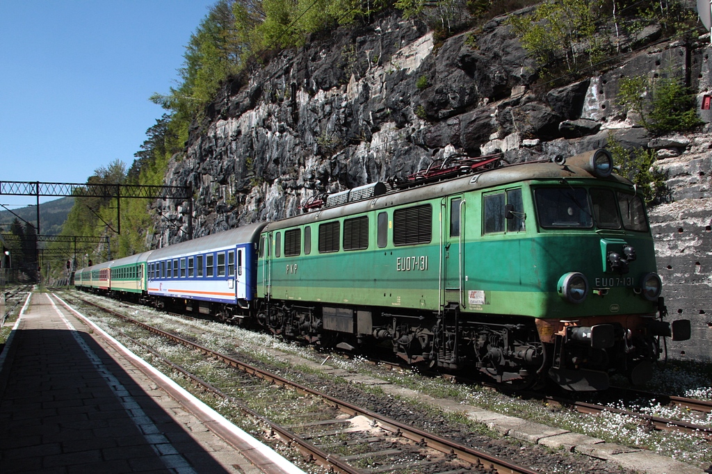Im Bf Szklarska Poręba Grna ist am 09.05.2011 abgestellt die EU07-131 mit einer Reisezuggarnitur. 