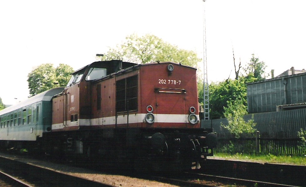 Im Bhf. Chemnitz-Zwnitzbrcke stand am 25.08.1998 die 202 778-7 mit einem Zug aus Stollberg/Sachs., um weiter zum Chemnitzer Hbf. zufahren.