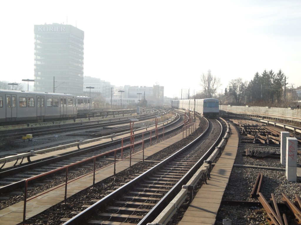 Im Bild ist ein ausfahrender Zug aus Heiligenstadt zu sehen