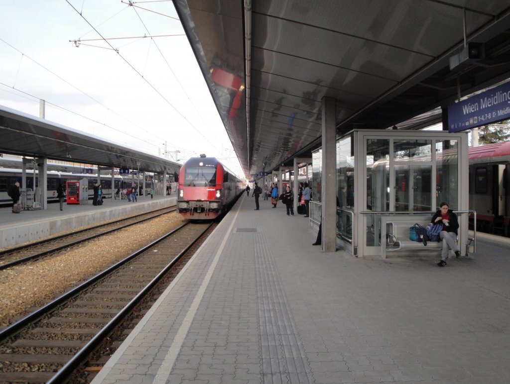 Im Bild ein in Wien Meidling durchfahrender RJ 19.3.10