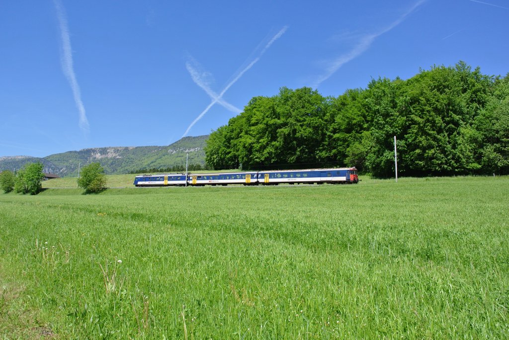 Im Bild ist der NPZ-Pendel, BDt EWII, 50 85 82-33 932-3, AB EWII, 50 85 39-35 008-3, und der RBDe 560 107-5 bei der R�ckfahrt als R 6540 zwischen Lommiswil und Langendorf, auf der H�he Bellach, 14.05.2012.