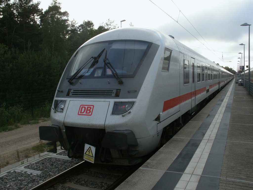 Im Binz bleiben einige IC-Zge mit Zuglok am Bahnsteig abgestellt.So auch dieser IC der am Abend vom 03.Juli 2012 abgestellt wurde.
