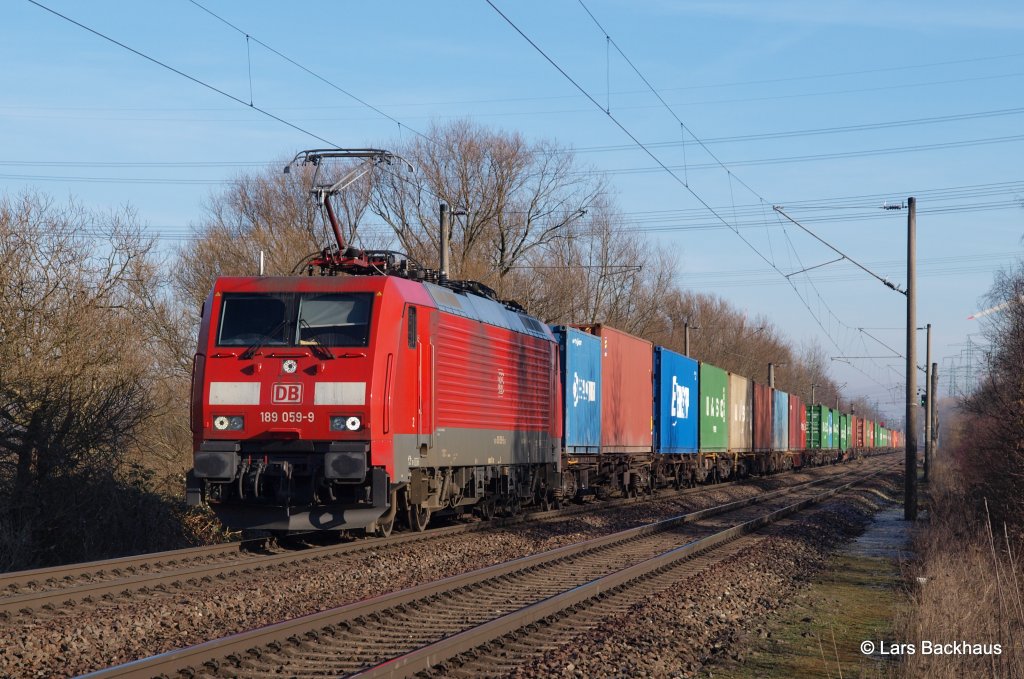 Im Block folgte die 189 059-9 mit einem Containerzug Richtung Tschechien. Aufgenommen am 05.03.13 in Hamburg-Moorburg.
