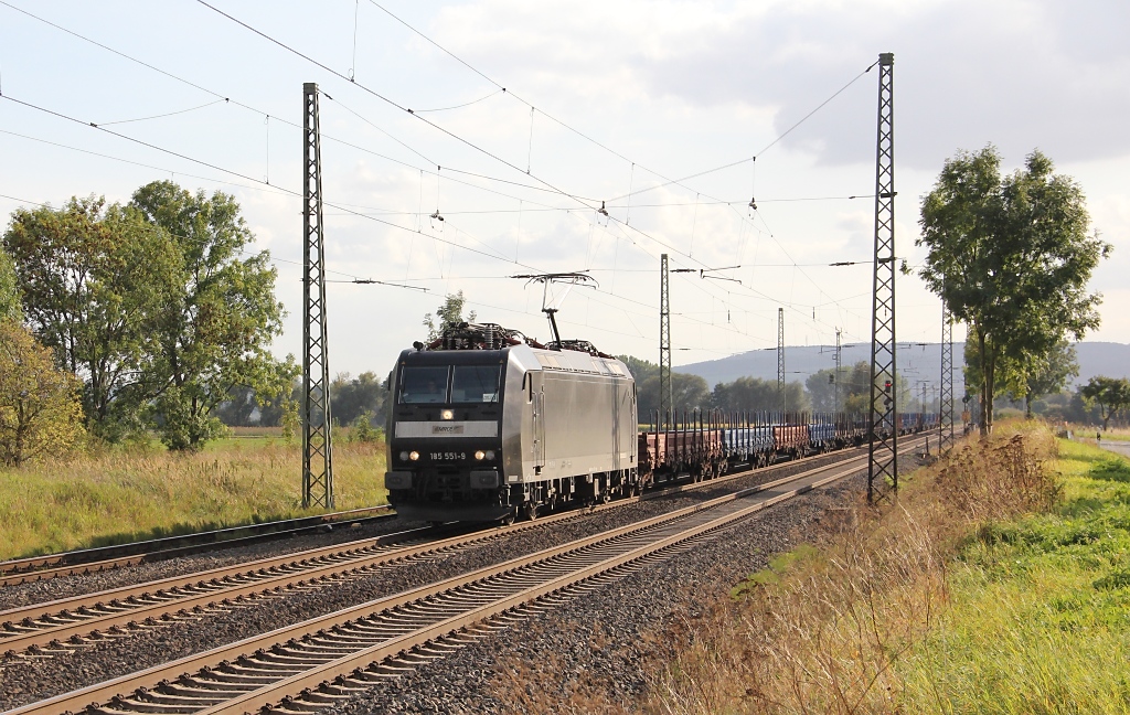Im Block hinter der 143 war 185 551-9 mit ihrem Zug in Fahrtrichtung Norden unterwegs.
Aufgenommen am Ortsrand von Obernjesa am 23.09.2011