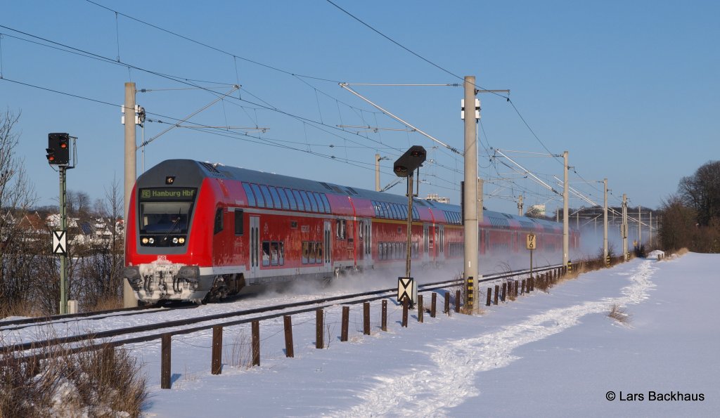 Im Block hinter dem ICE folgte der halbstndliche Regionalexpress nach Hamburg. Aufgenommen am 12.03.13 bei Reinfeld.