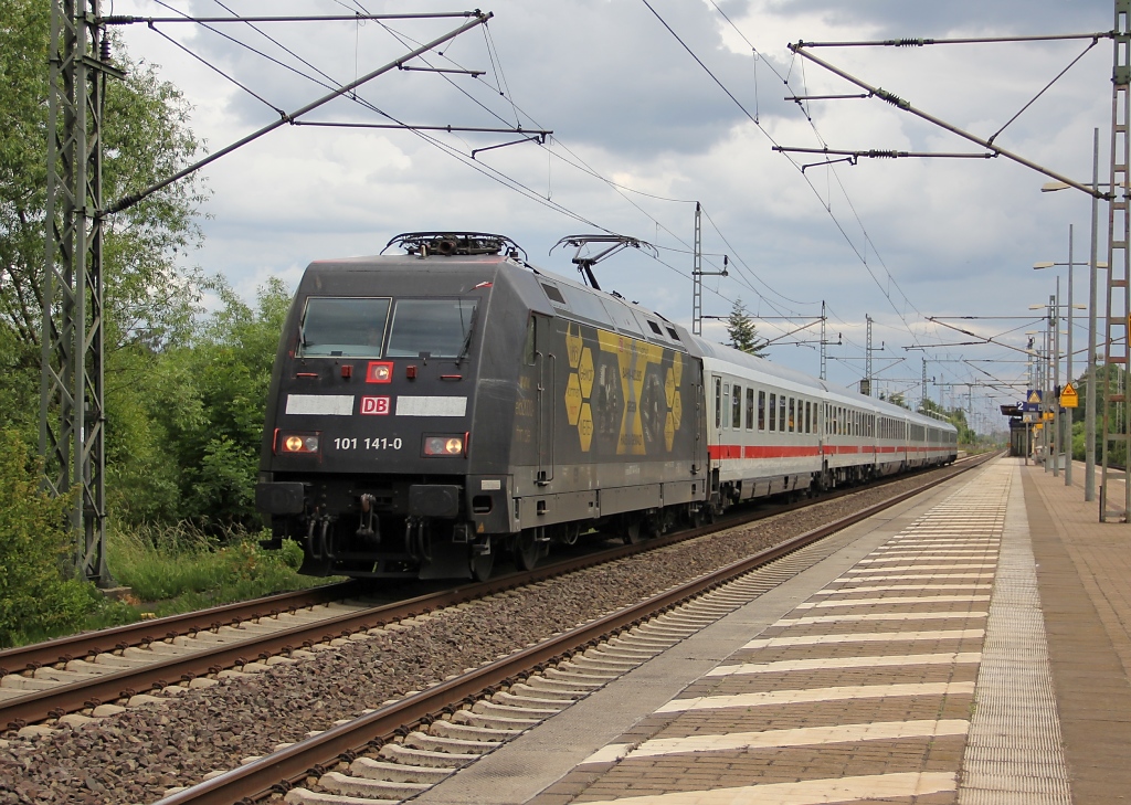 Im Blockabstand jagten sich die Werbeloks am 07.06.2012 durch Dedensen-Gmmer. Nach der 101 100 kam gleich die 101 141-0 mti IC hinterher.