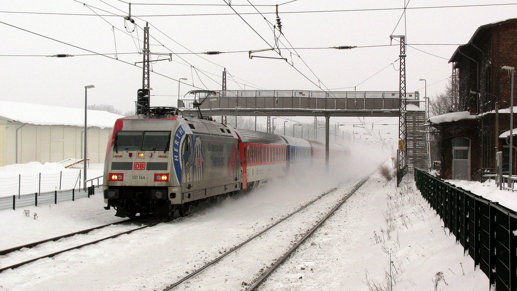 Im Blockabstand kam dann einer der aktuellen Schnellzge der DB. Es war 101 144 als EC 177 von Berlin Gesundbrunnen nach Wien. 29.12.2010