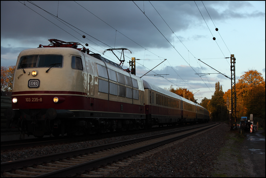 Im Blockabstand der RB42 folgt 103 238 mit ihrem IC 1817, Hamburg-Altona - Kln Hbf. Hier bei der Einfahrt von Haltern am See. (24.10.2010)