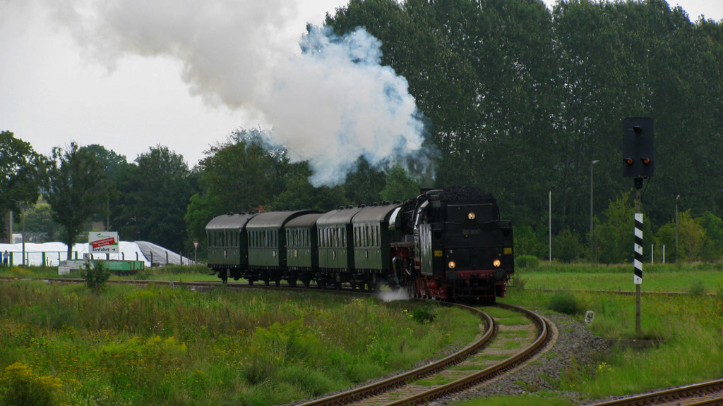 Im  Blockabstand  sauste dann 03 1010 mit ihrem leeren Zug aus Meyenburg in den Bahnhof von Pritzwalk ein um nach einem kurzen Halt gen Kyritz zu starten. 14.08.2011